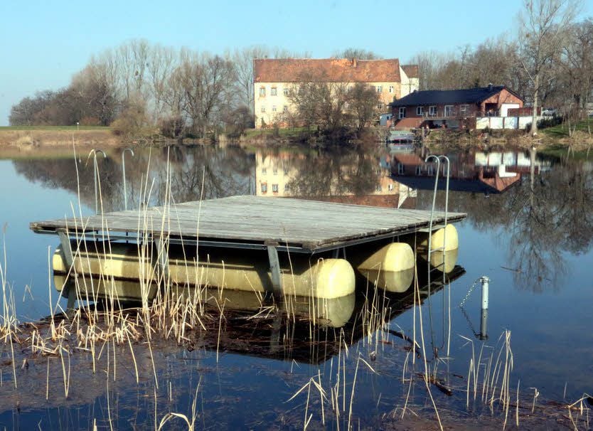 Die Tage der Badeinsel im Klödener Riß sind gezählt. Sie soll dieser Tage herausgenommen werden. Die Klödener wollen, dass sie dann allerdings an ihren alten Platz zurückkehrt.