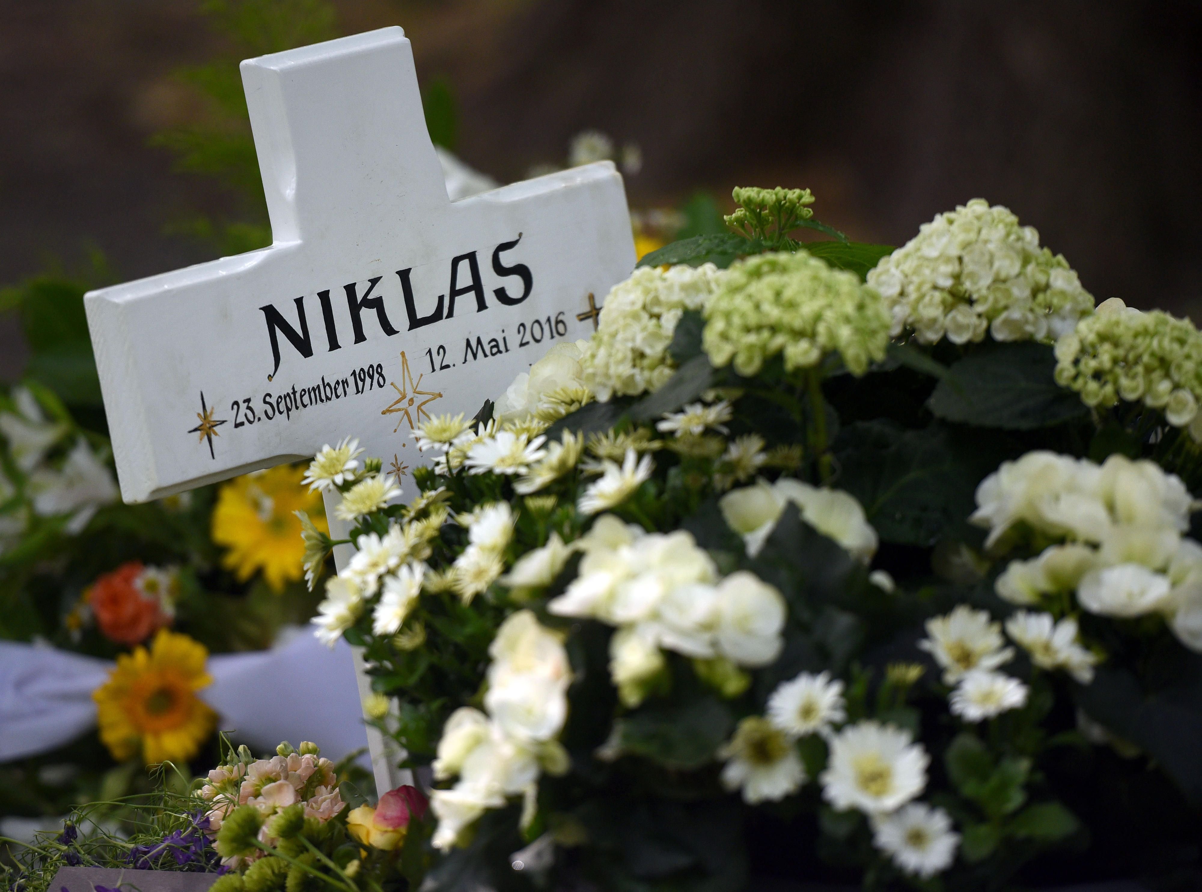 Grabkreuz von Niklas auf dem Burgfriedhof in Bonn