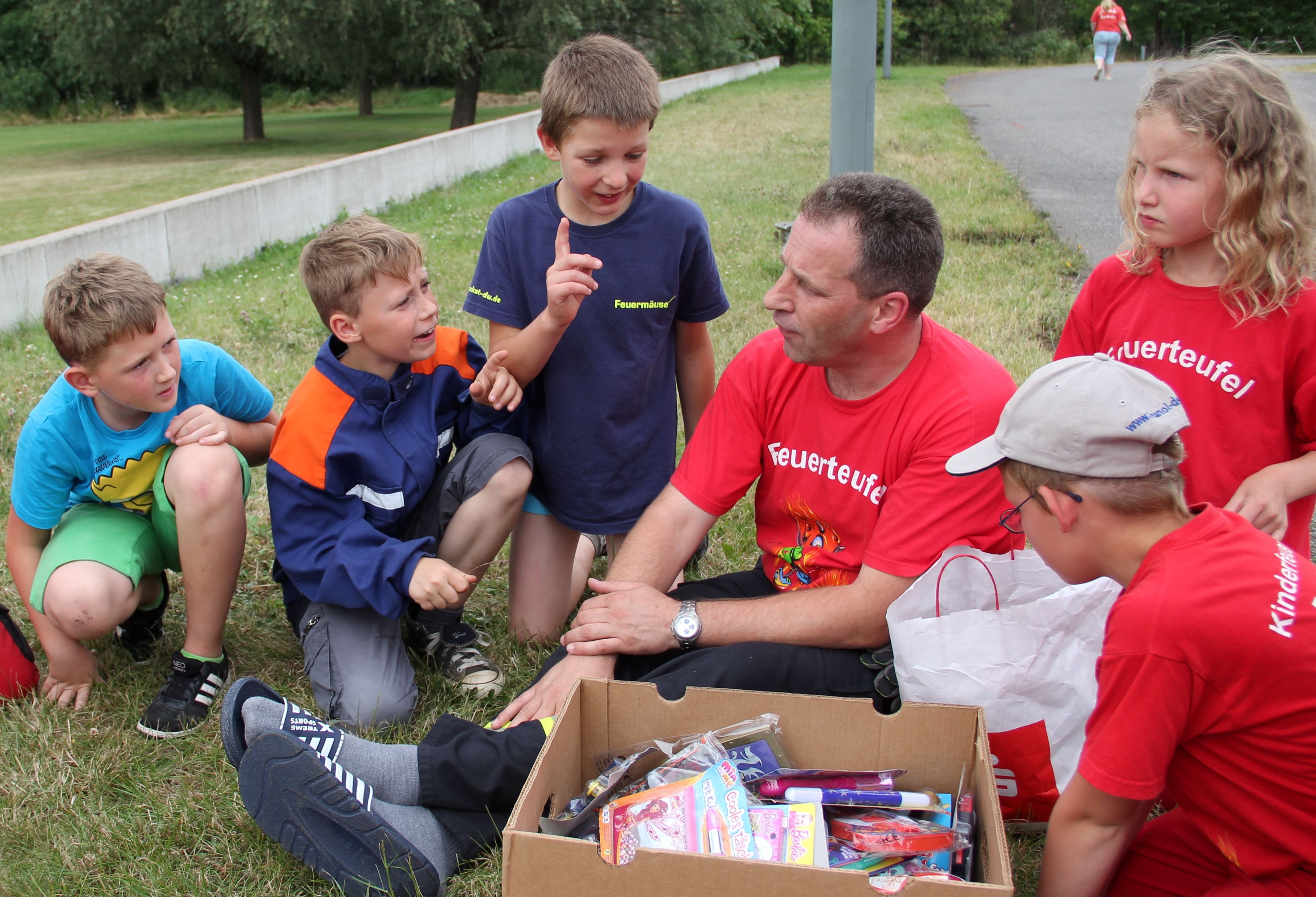 Falco Bertram, Kinder- und Jugendwart bei der Feuerwehr Bernburg, mit Kindern im Zeltlager. Jugendarbeit wird in vielen Vereinen aktiv betrieben.
