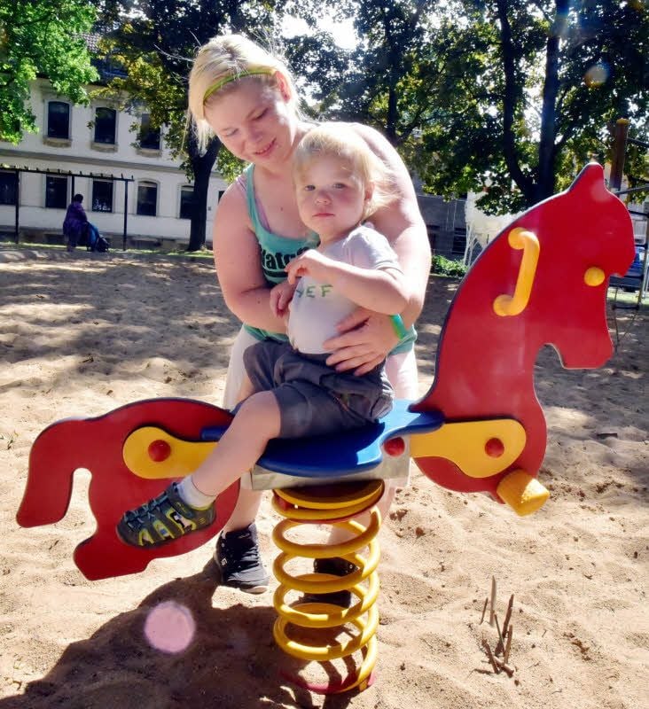Die Weißenfelserin Jennyn Kurzhals mit ihrem kleinen Sohn Devon Blue Uwe auf dem Spielplatz am Hirsemannplatz.