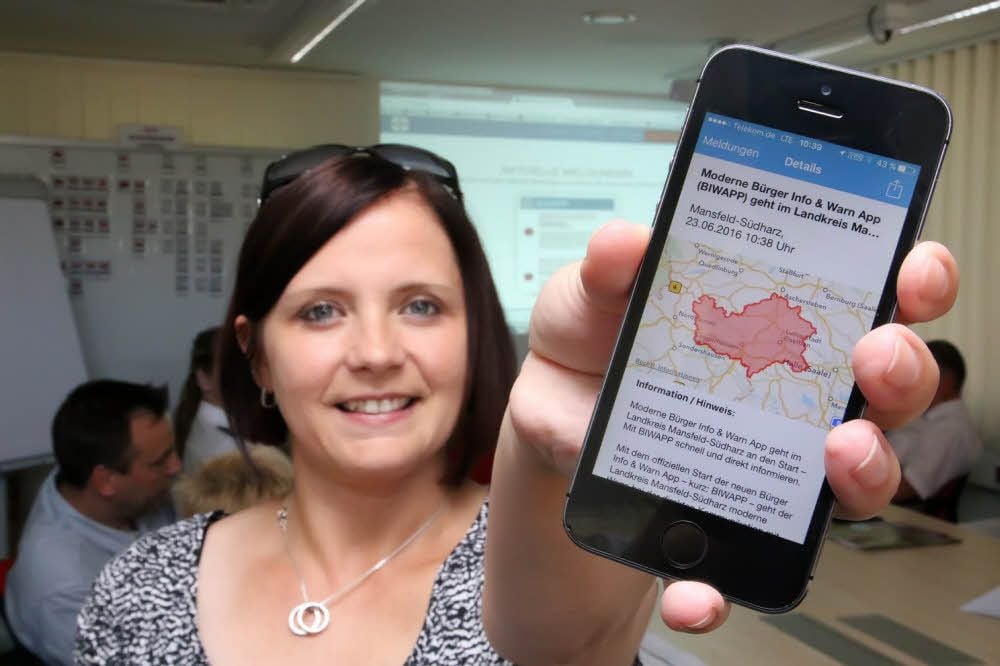 Kreissprecherin Michaela Heilek zeigt die neue App.