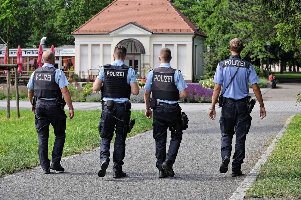Nicht zu übersehen: Die Polizei zeigt Präsenz im Dessauer Stadtpark.