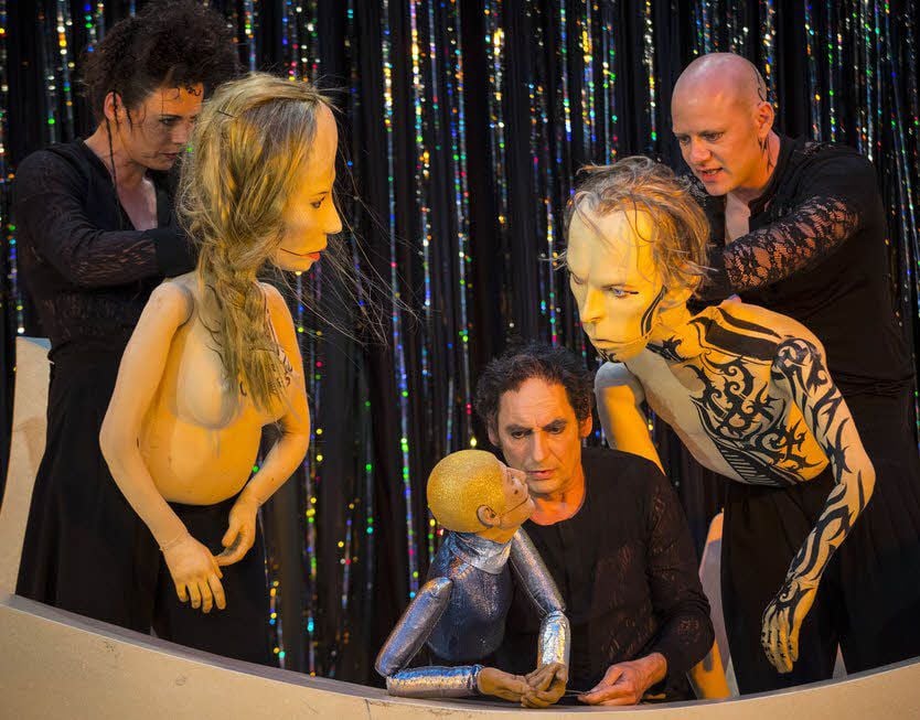 Ivana Sajevi (links), Lars Frank (Mitte) und Sebastian Fortak mit ihren Puppen bei der Arbeit im halleschen Hoftheater