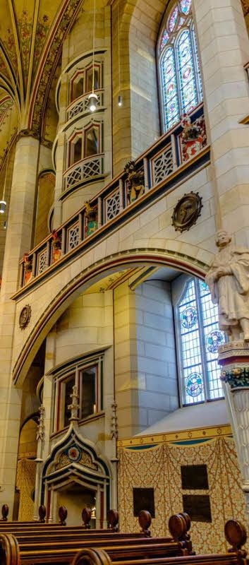 In alter Pracht: unten die gemalten Vorhänge, am Rand der Empore die Wappen der Unterstützer.