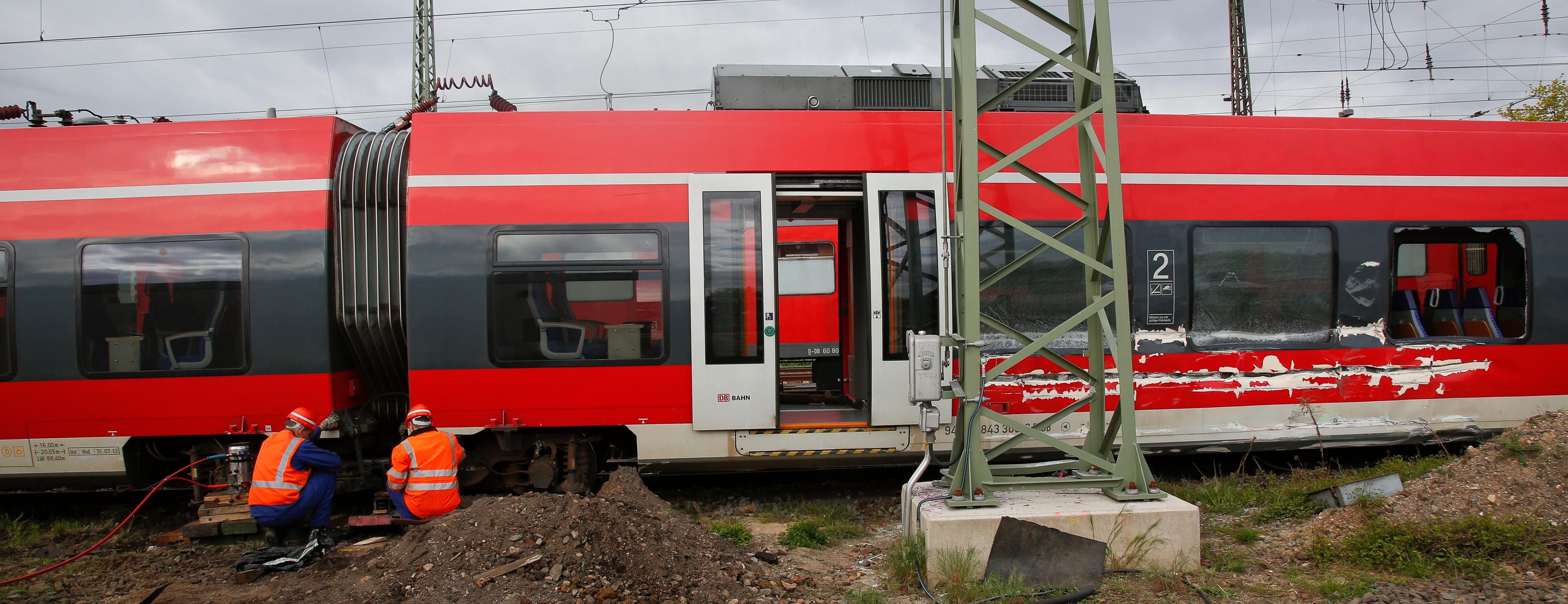 In Halle ist am Sonntagmorgen ein Zug nahe dem Hauptbahnhof entgleist.