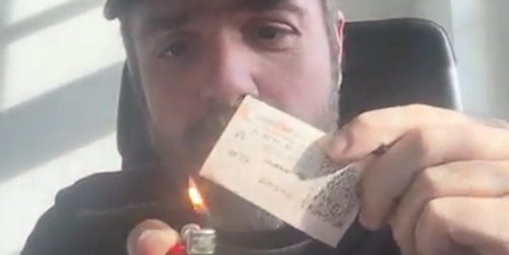 Michael Praetorius verbrennt sein Bahn-Ticket.