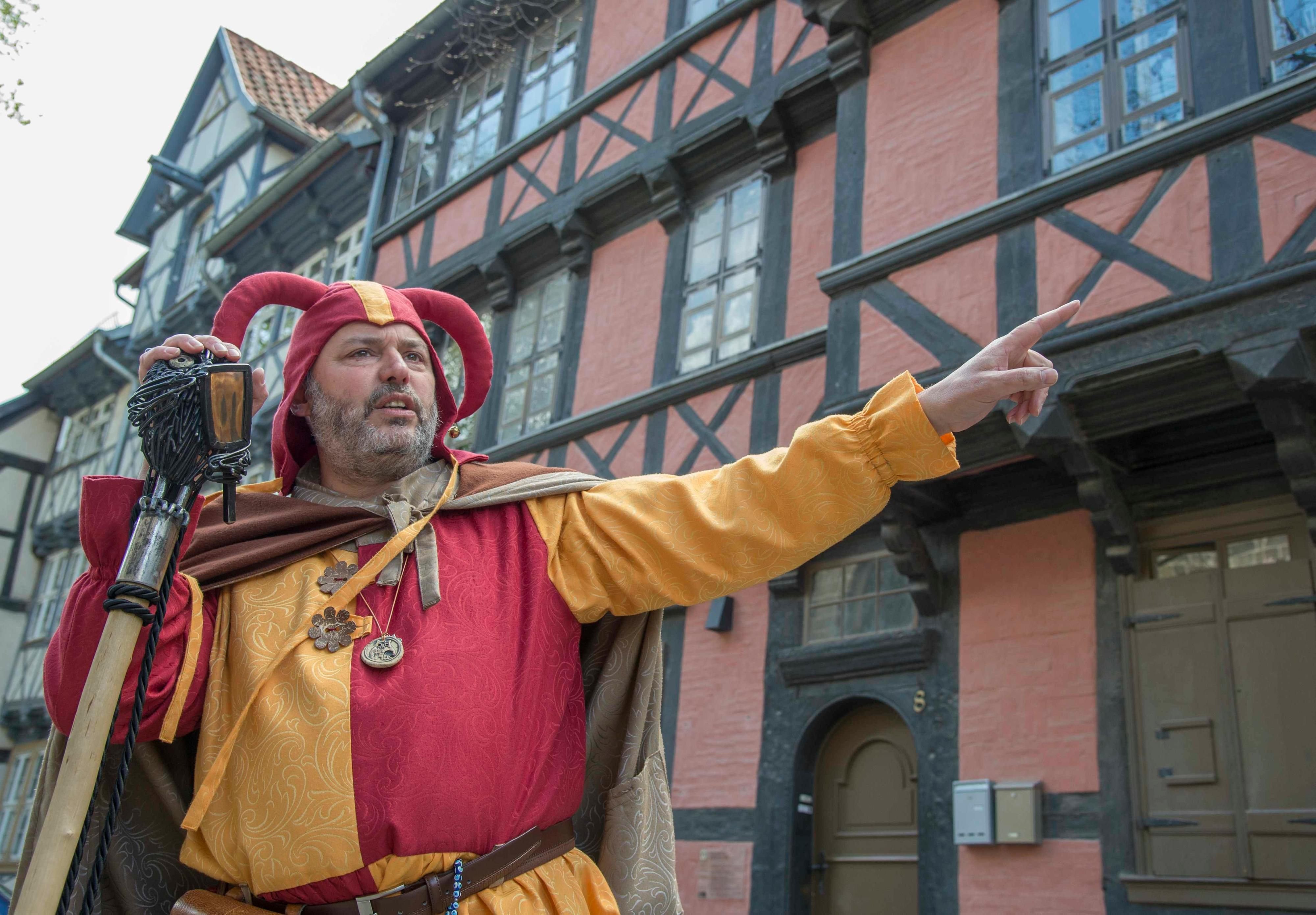Stadtführer Thomas Loch führt als Till Eulenspiegel durch Quedlinburg