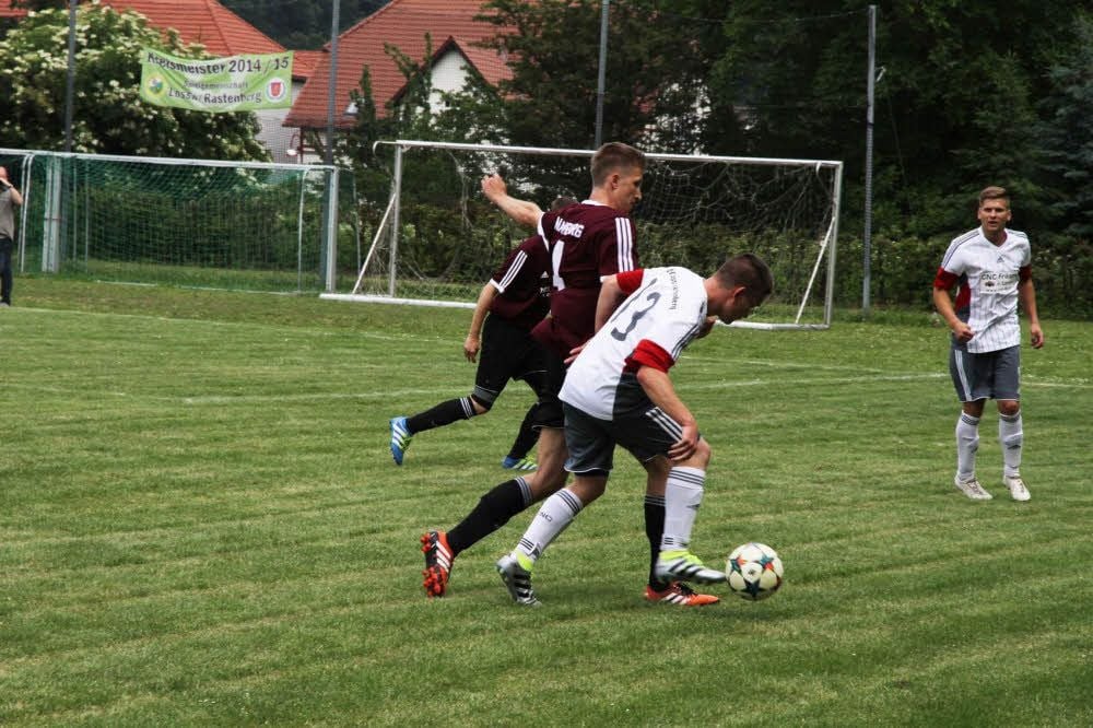 Der Naumburger Mirko Krüger (l.) und Michael Neuhauss kämpfen um den Ball.