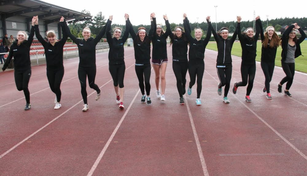 Immer gut drauf: Mit einer besonderen „Laufchoreographie auf regennasser Bahn“ punktet die Showtanzgruppe des Jessener Freizeittreffs, sehr zum Wohlgefallen des Publikums.