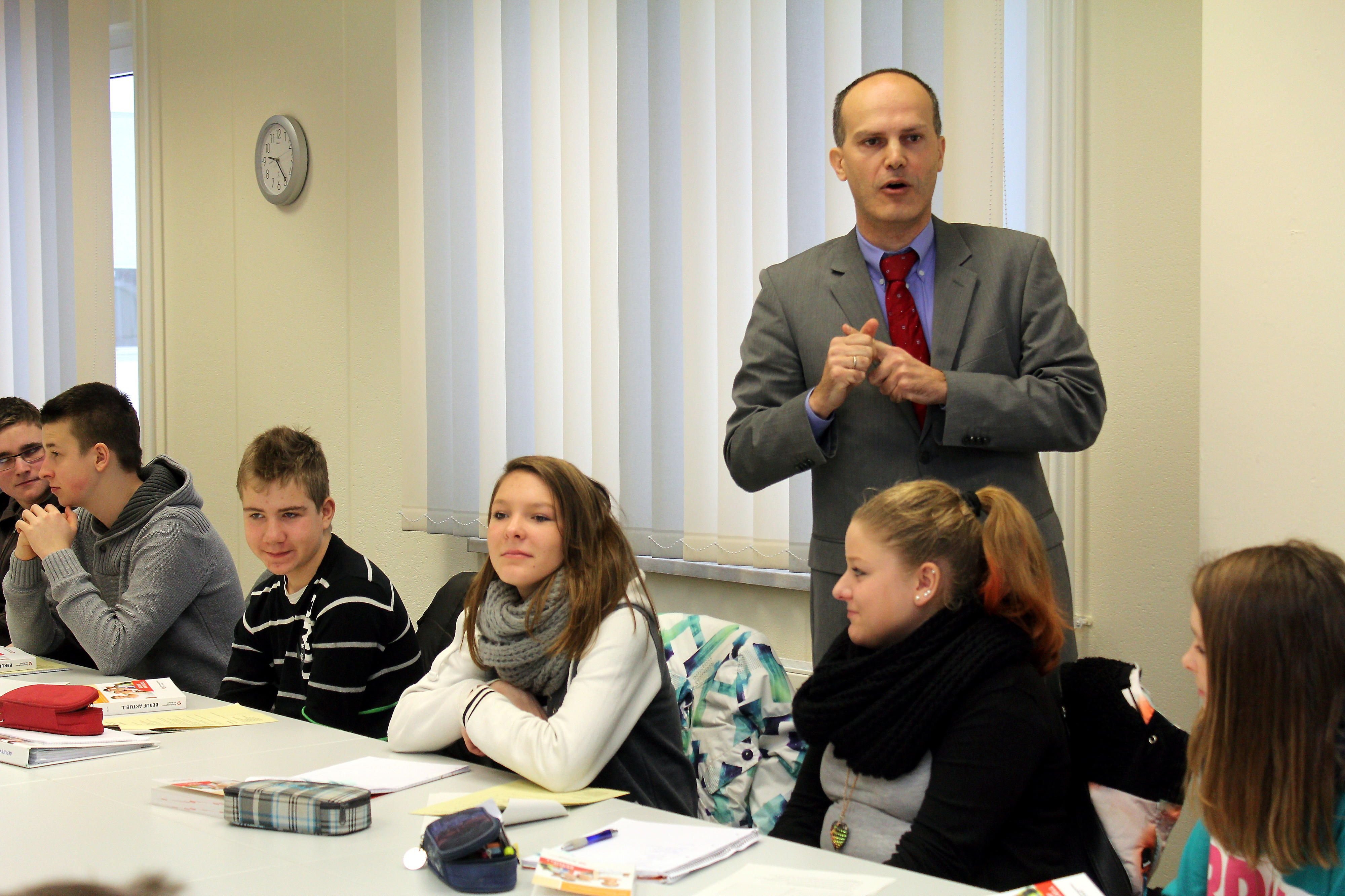 Thomas Holz spricht vor Schüler einer 9. Klasse am Campus Technicus in Bernburg.