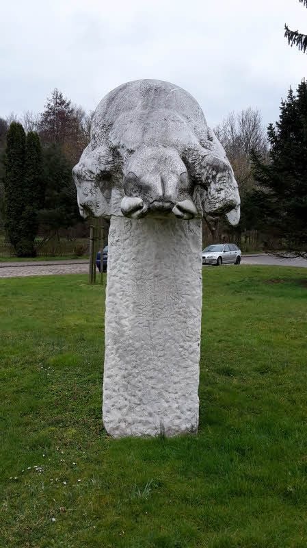 In Würchwitz wurde der Käsemilbe ein Denkmal gesetzt.