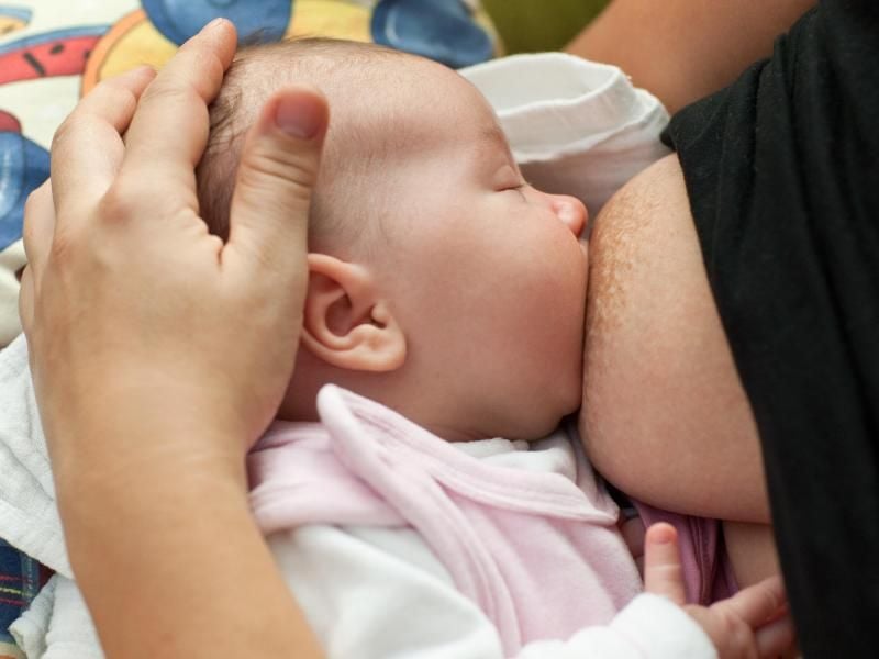 Mit mehr als 200 verschiedenen Zucker-Molekülen besitzen Menschen die komplexeste Muttermilch aller Säugetiere. Die Aufgabe der Milch geht weit über die Ernährung des Säuglings hinaus. Foto: Patrick Pleul/Archiv