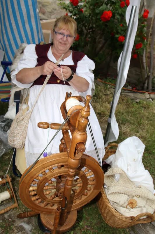 Karla Jäckel am Spinnrad