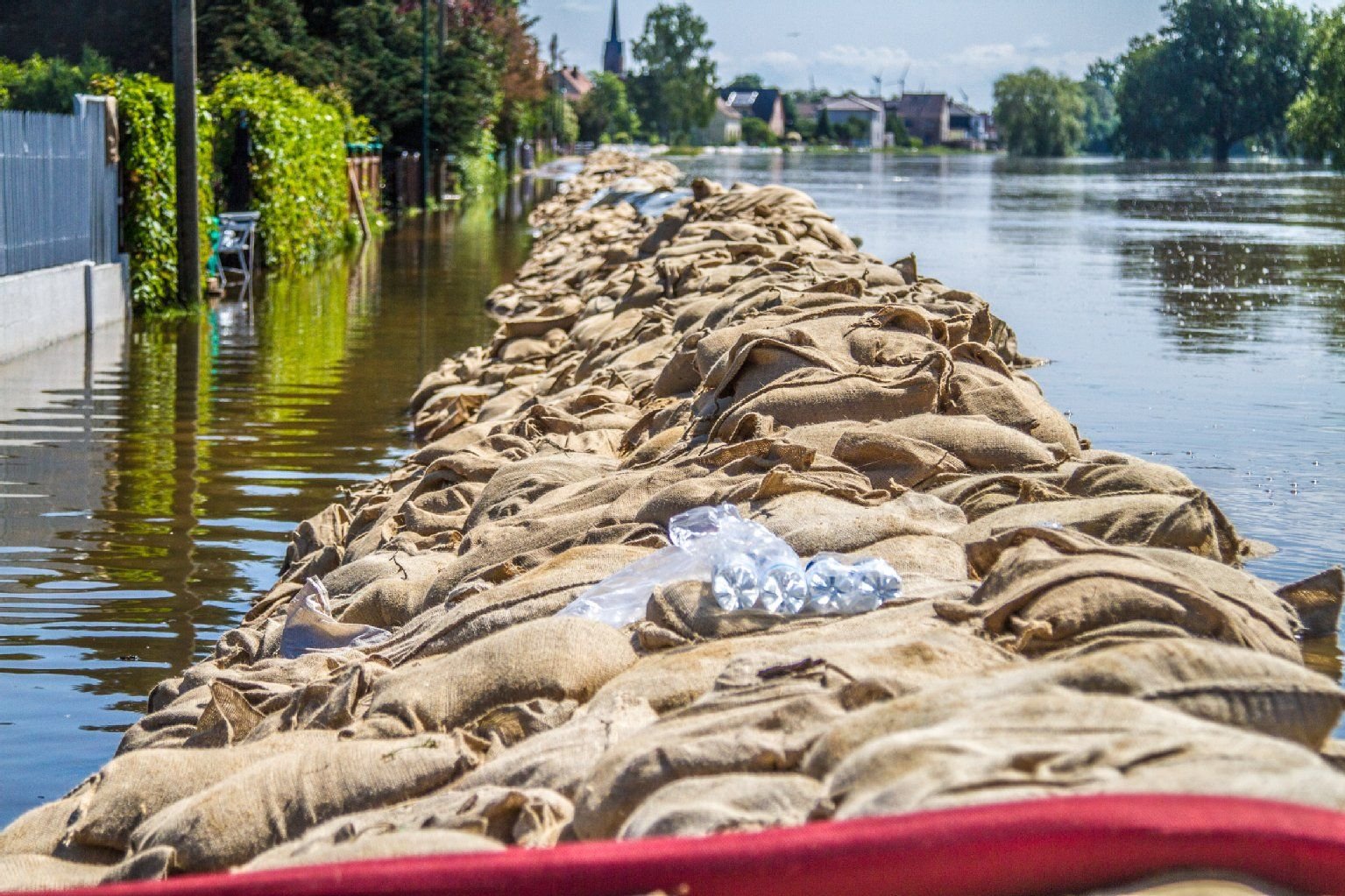 Hochwasser in Sachsen-Anhalt: Zahlreiche Sandsäcke sind aufgestapelt.