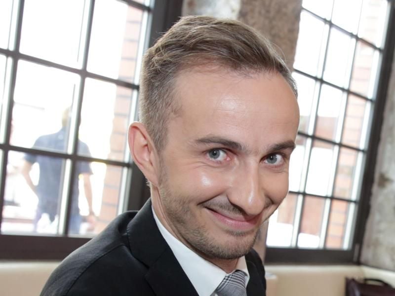 Moderator Jan Böhmermann erhält für seine Satire «#varoufake» den Grimme-Preis. Foto: Jörg Carstensen