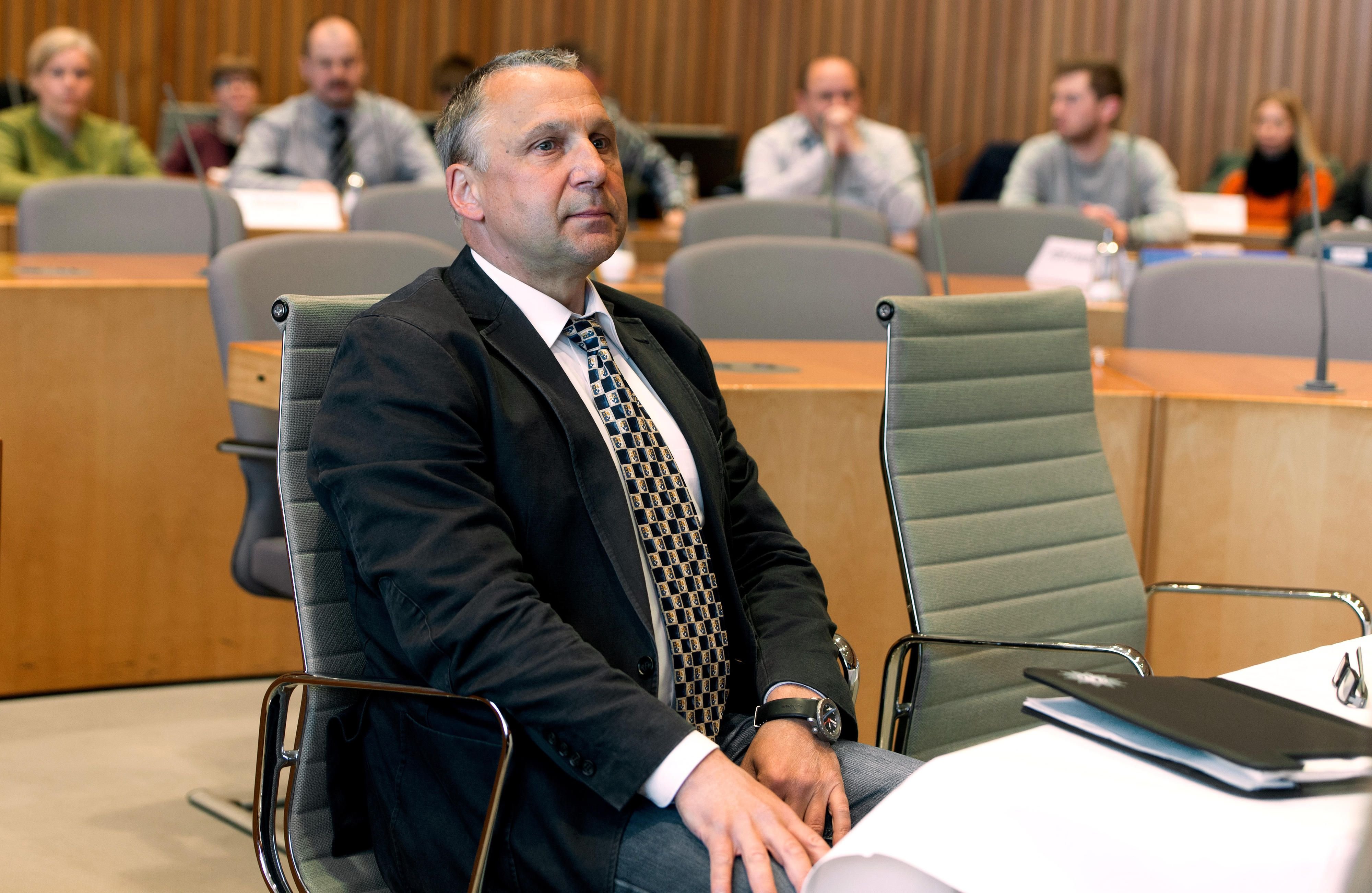 Einsatzleiter Günter R. im Untersuchungsauschuss.