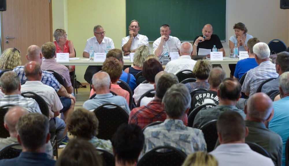 Rund 100 Klepziger nahmen an der Informationsveranstaltung auf dem Gelände der BVIK teil. Im linken und mittleren Teil der ehemaligen Schule, in der seit einigen Jahren sozial schwache Menschen leben, sollen minderjährige Flüchtlinge einziehen. Den Klepzigern gefällt das gar nicht. Sie fühlen sich überrumpelt, hätten gern nicht erst aus der Zeitung von dem Vorhaben erfahren. Neben BVIK-Geschäftsführer Ulrich Heller beantworteten auch Vertreter der Stadt und des Landkreises ihre Fragen.