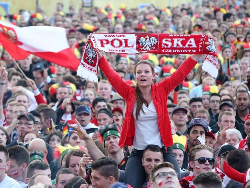 Polnische Fans beim Public Viewing in Hamburg. Foto: Bodo Marks