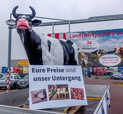 Mit Transparenten machten die Bauern auf ihre existenzbedrohende Situation aufmerksam. An das Unternehmen „Netto“ wurde eine Protestnote überreicht. Sie soll an die Firmenspitze weitergereicht werden.