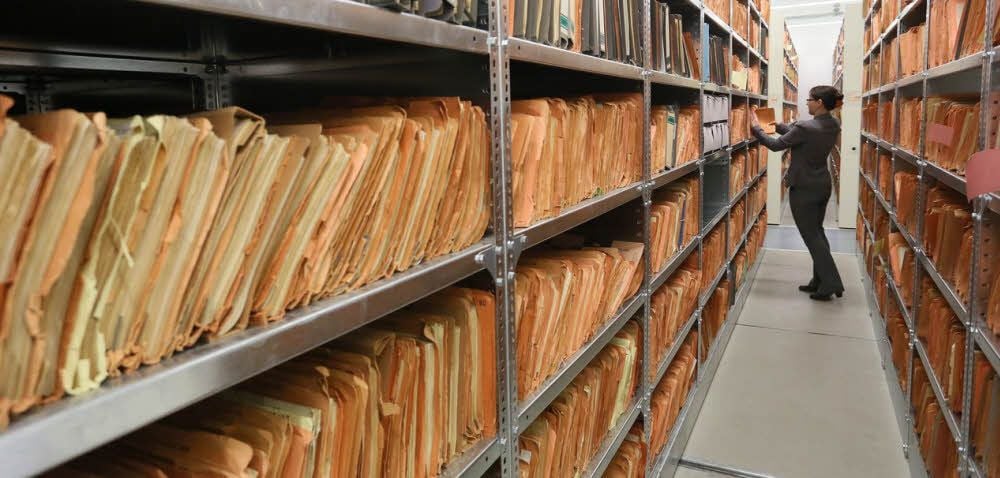 Tausende Akten stehen aufgereiht im Stasi-Archiv.