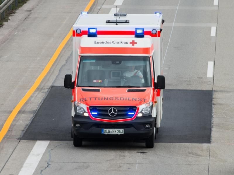 Krankenwagen im Einsatz. Foto: Armin Weigel/Archiv