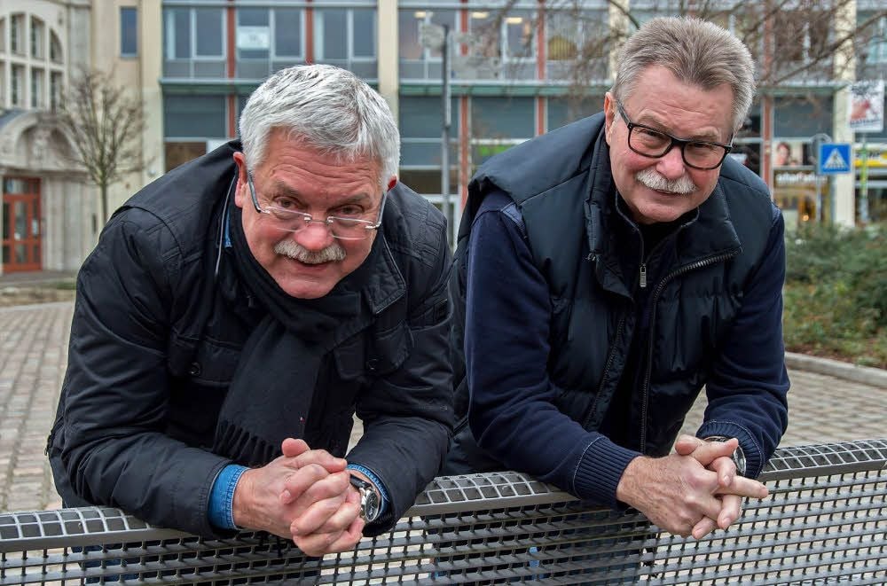 Bernd Merk (l.) und Jörg Uhlmann hängen die Platten an den Nagel.