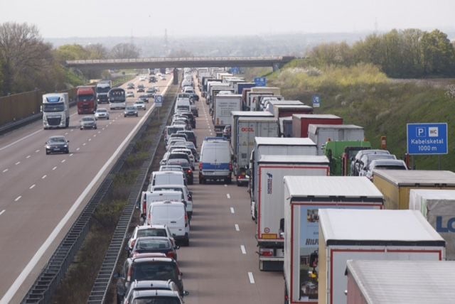 Mehrere Kilometer Stau bildeten sich nach dem Unfall auf der A14 bei Kabelsketal.