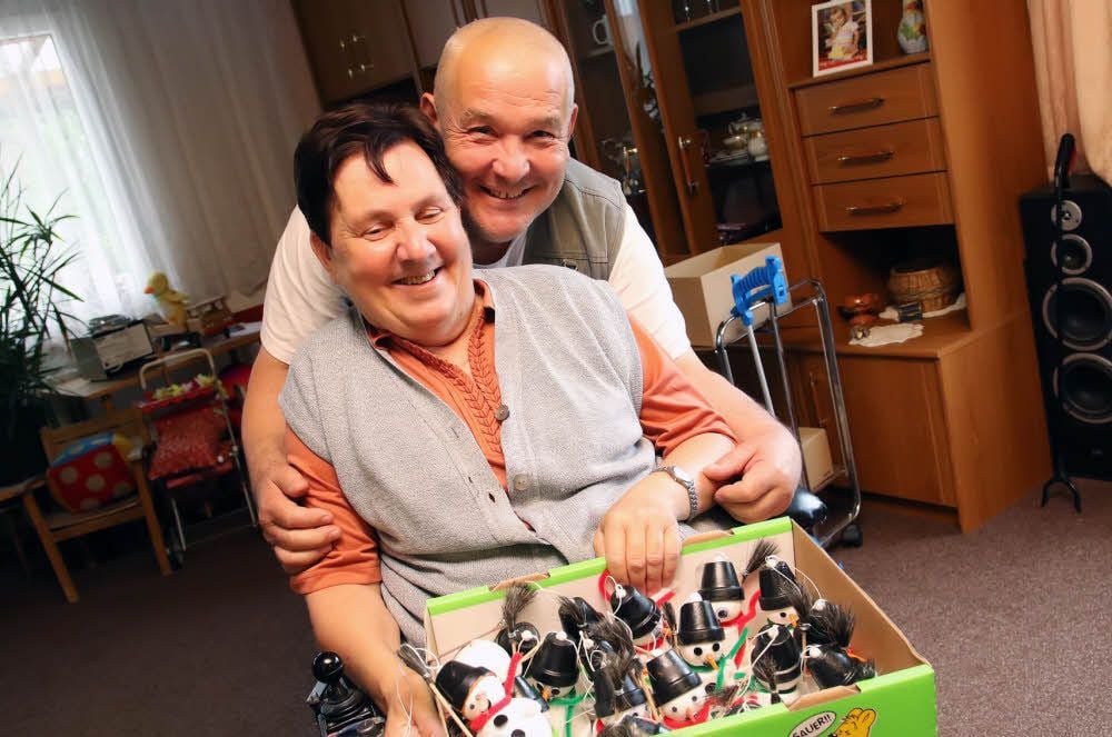 Ohne Rollstuhl kann sich Helga Spitzbarth nicht mehr fortbewegen, bei vielen alltäglichen Dingen ist sie auf Hilfe von Ehemann Gunter angewiesen. Wenn möglich, bastelt sie hübsche Überraschungen für ihre Mitmenschen.