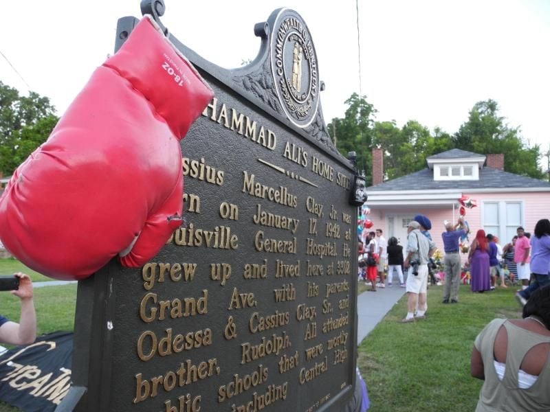 Vor dem Haus, in dem Muhammad Ali als Kind wohnte, erinnert eine Plakette an die Boxlegende. Foto: Johannes Schmitt-Tegge