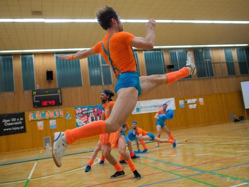 Mit Akrobatik und Humor wollen die Männer von «Fearleaders Vienna» alteingesessene Rollenbilder aufbrechen. Foto: Christian Bruna