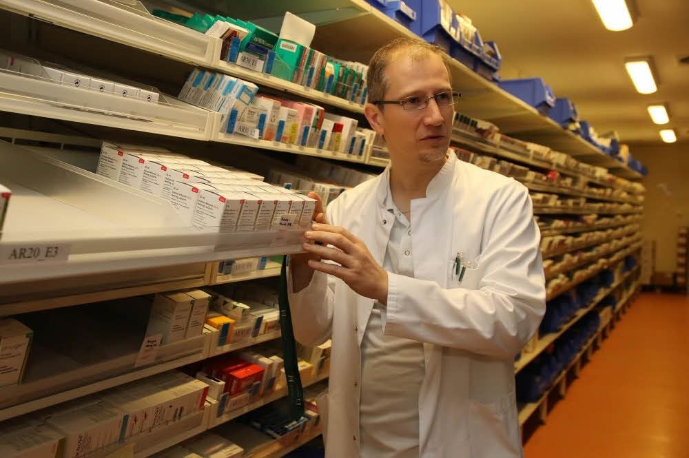 Apothekenleiter Christian Augsten führt durch sein Reich.