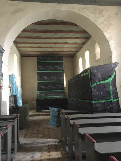 Eingehaust: Die Rahnsdorfer Kirche muss saniert werden.