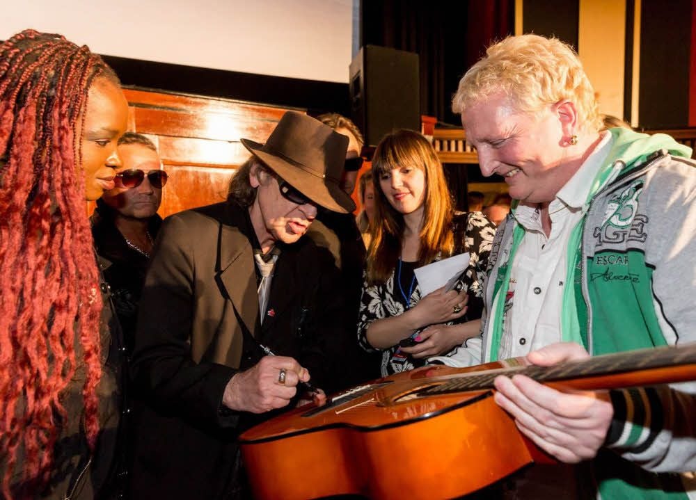 Udo Lindenberg signiert die Gitarre von Frank Ellert aus Quedlinburg.