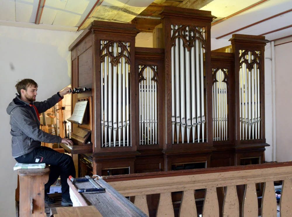 Lukas Georgi spielt erste Klänge auf dem Instrument.