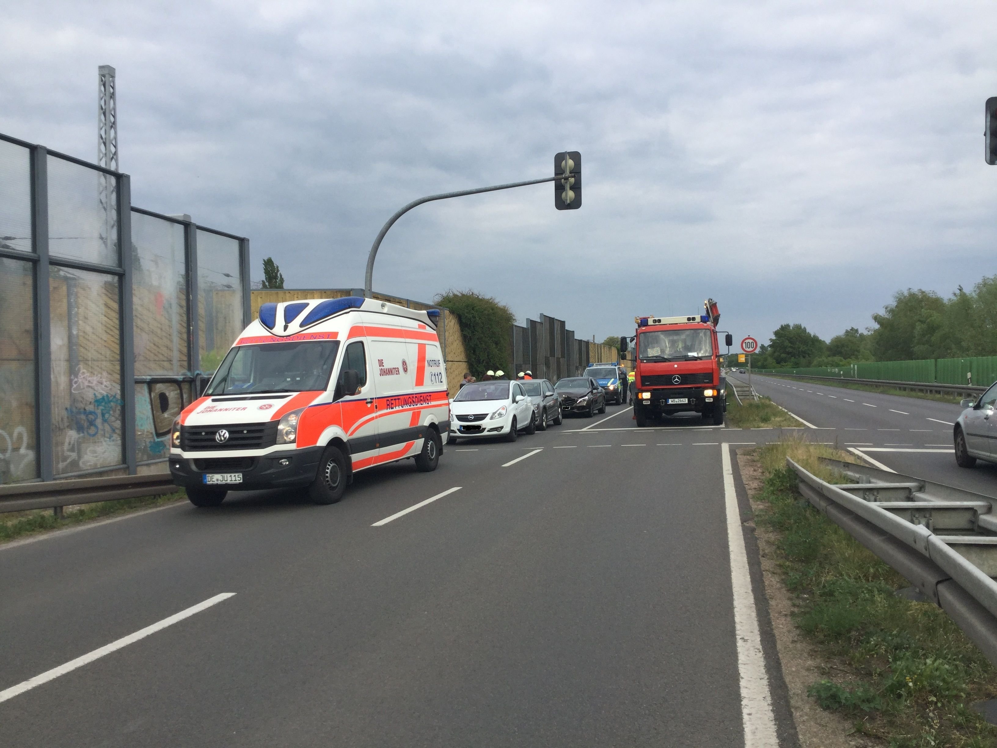 Unfall Dessauer Ring: Drei Autos kollidierten am Mittwochabend in Wittenberg.