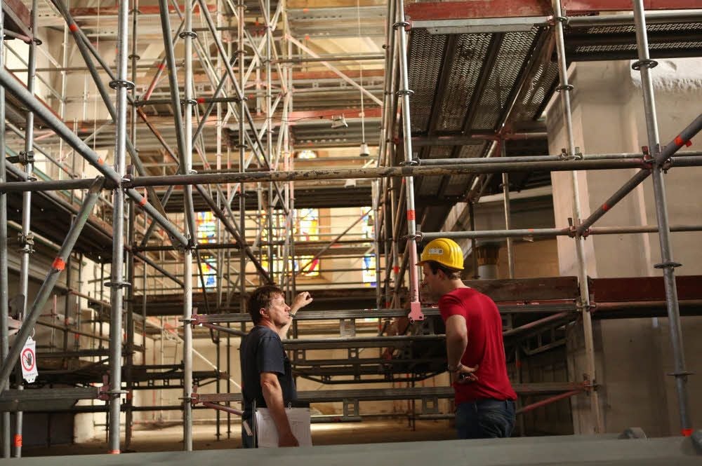 Bis unters Dach ist in der Michaeliskirche jetzt ein Gerüst aufgebaut. Es bleibt bis in den Herbst stehen.