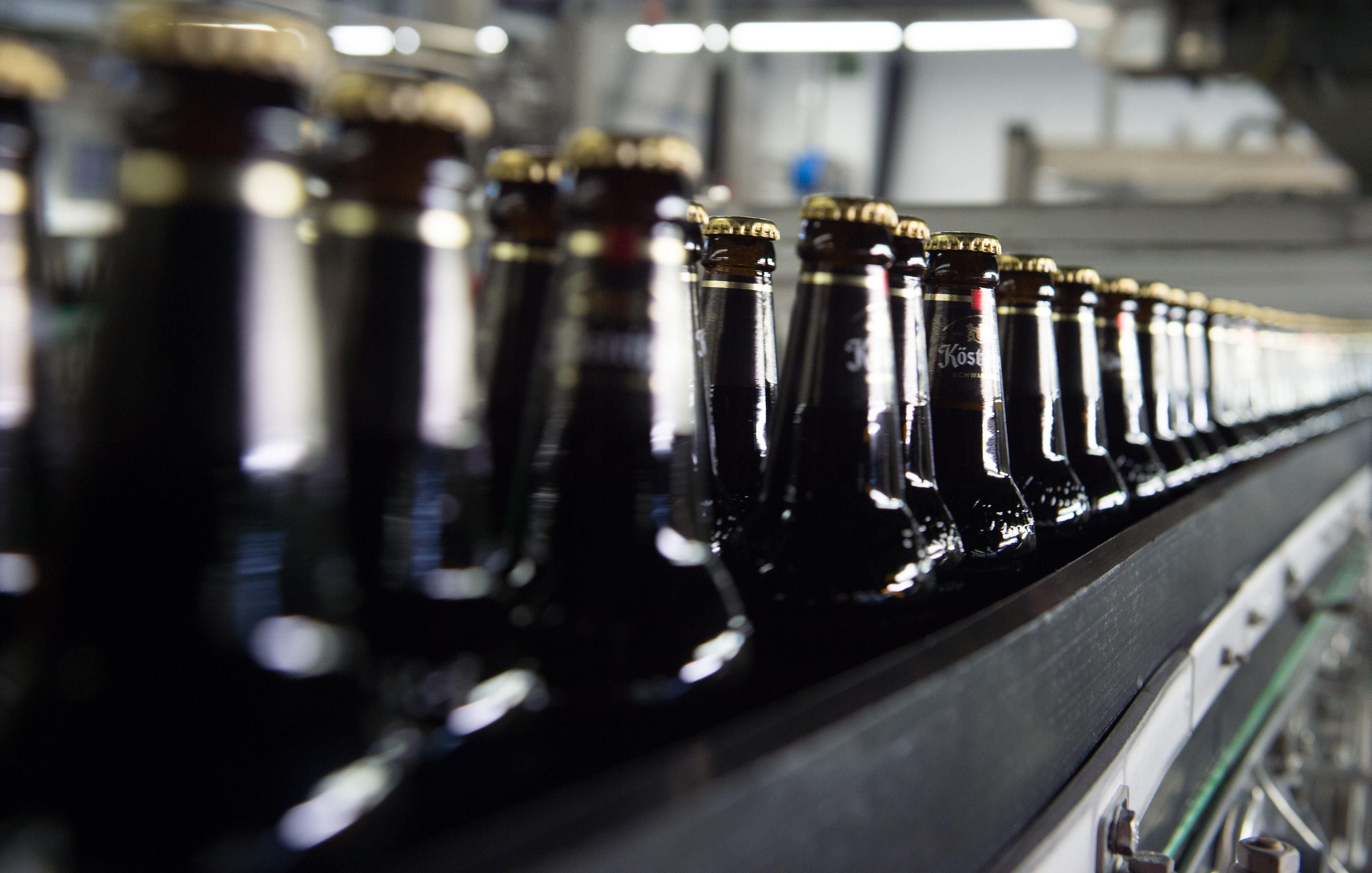 In der Abfüllanlage der Köstritzer Schwarzbierbrauerei in Bad Köstritz laufen Bierflaschen über das Band. Die Schwarzbierbrauerei will investieren.