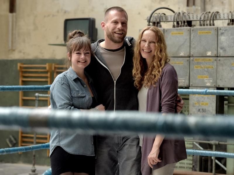 Die Schauspieler Michelle Barthel (l-r, als Juni Tempel), Ken Duken (als Mark Tempel) und Chiara Schoras (als Sandra Tempel)beim Dreh in Berlin-Köpenick. Foto: Rainer Jensen