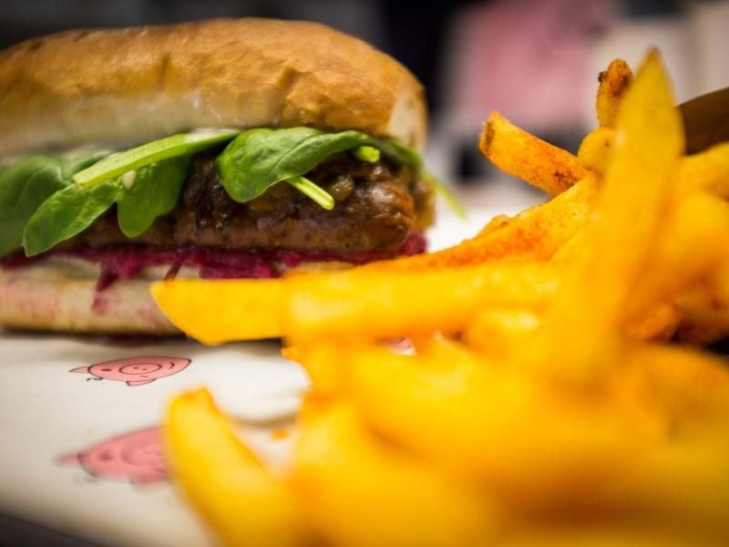 Vegane Pommes frites und ein veganes Sandwich. Foto: Sophia Kembowski