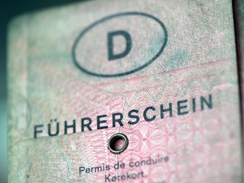 Ganz früher war der Führerschein grau, dann rosa. Foto: Federico Gambarini