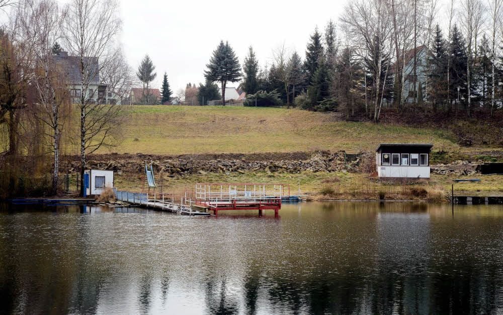 Ein Teil des Hanges am Naturbad Rehmsdorf ist schon saniert, nun soll der letzte Abschnitt folgen. Dafür hofft die Kommune auf Fördermittel.