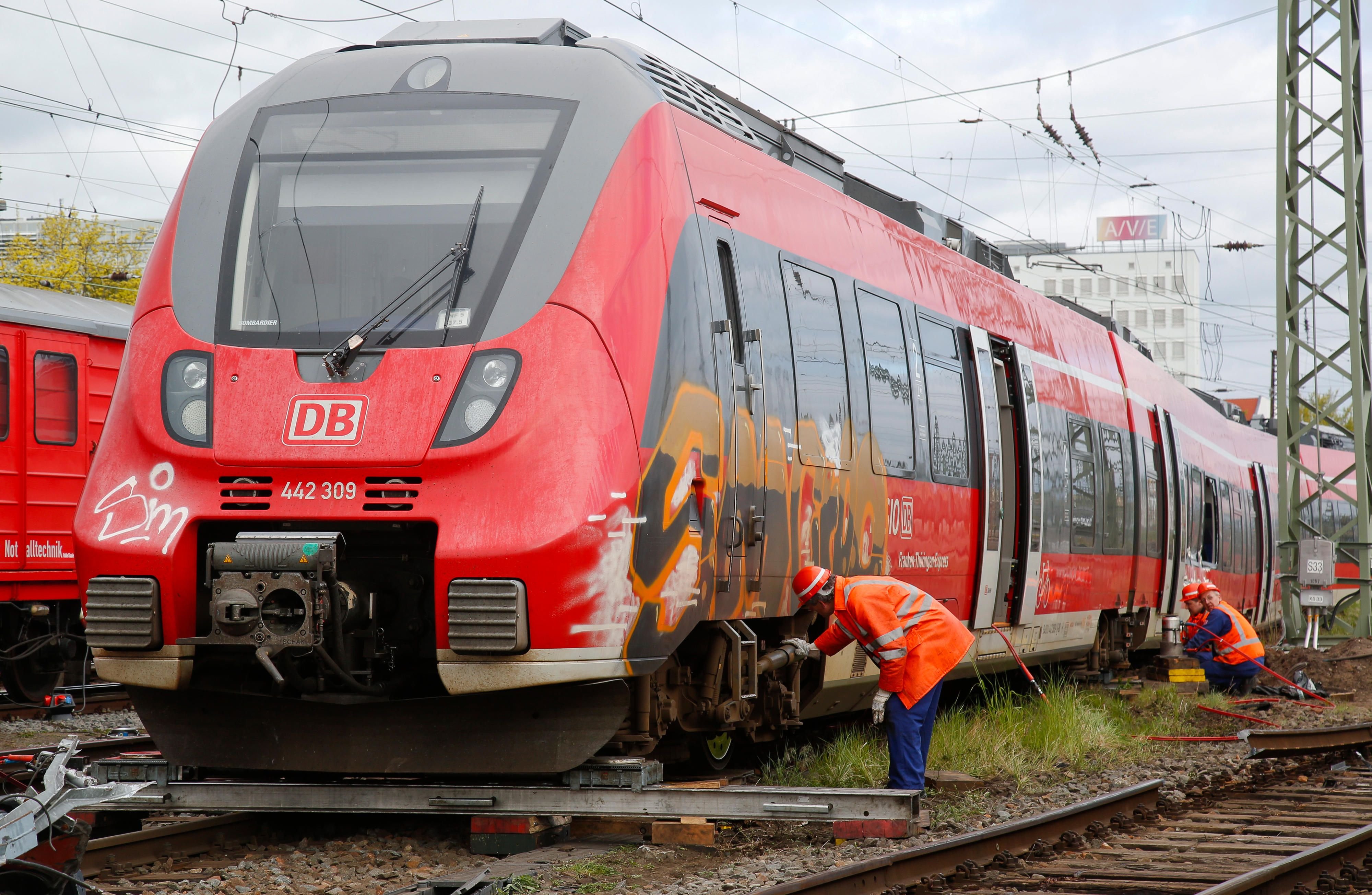 In Halle ist am Sonntagmorgen ein Zug nahe dem Hauptbahnhof entgleist.