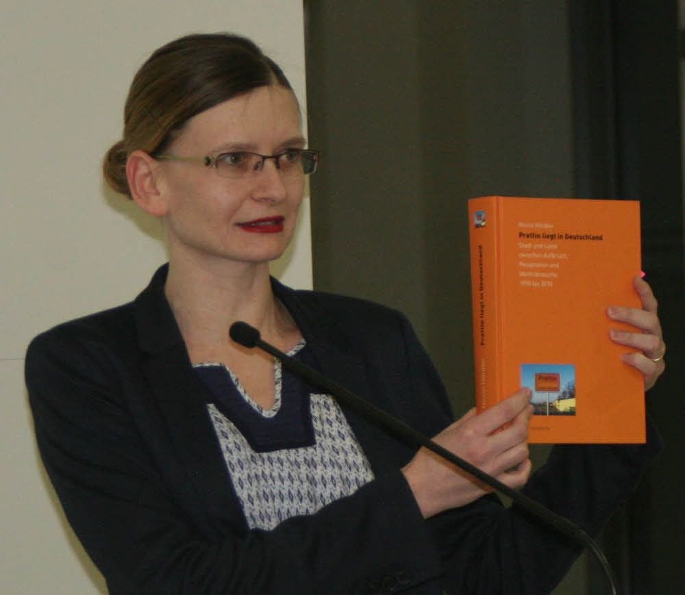 Nicole Hördler am Montag in der Prettiner KZ-Gedenkstätte mit ihrem viel gelobten Buch.