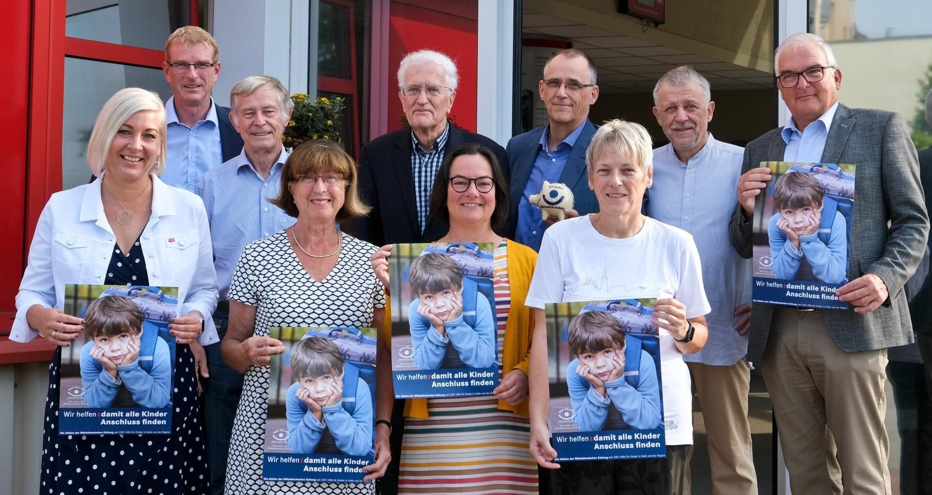 Die Mitglieder des Vereins "Wir helfen".