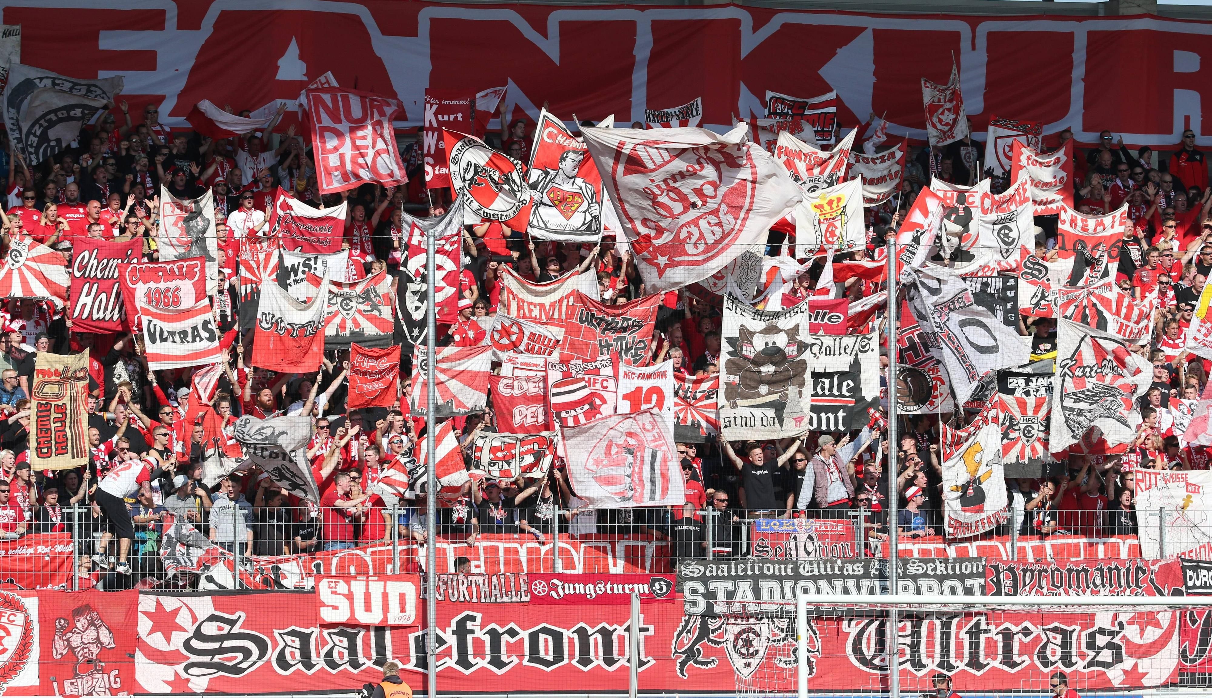 Die HFC-Fankurve im Erdgas-Sportpark.