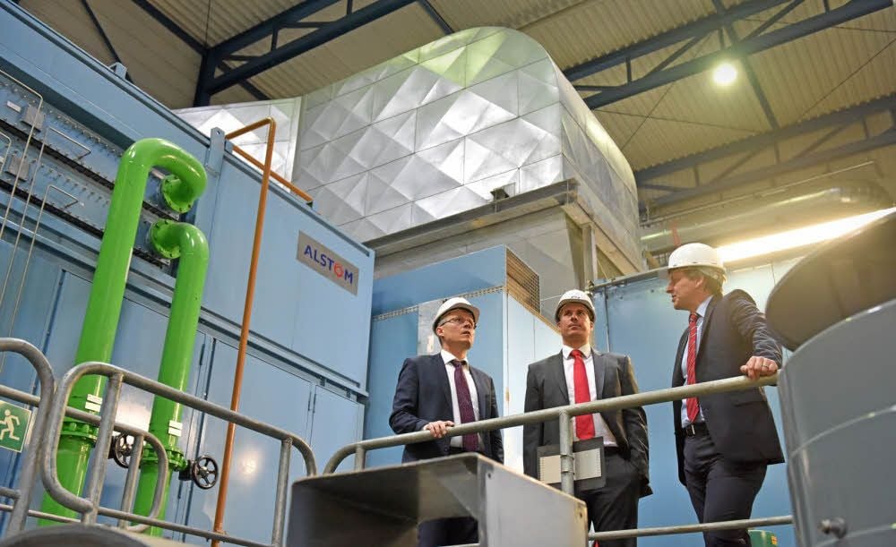 Der Chemiepark wird vom Kraftwerk der Envia Therm mit Strom, Wärme und Dampf versorgt. Dass das Unternehmen sehr viel breiter aufgestellt ist, berichten dessen Geschäftsführer Matthias Kunath, Thomas Kühnert und Holger Linke (von links).