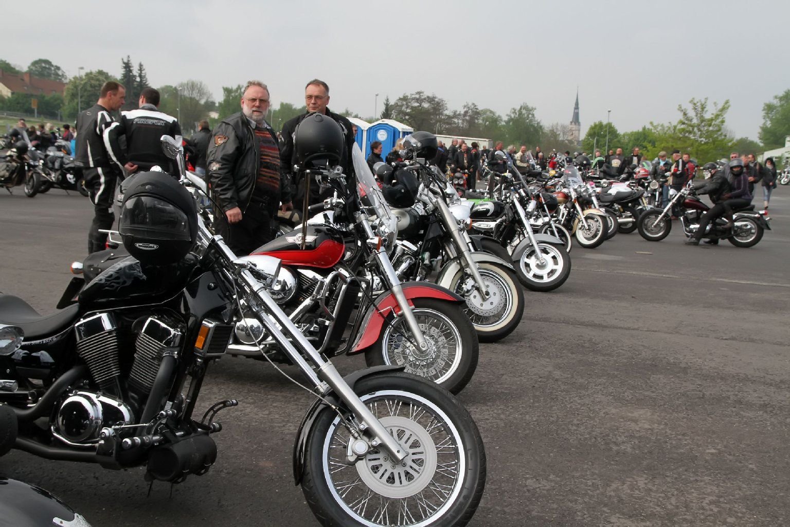 Biker treffen sich zu einer Ausfahrt.