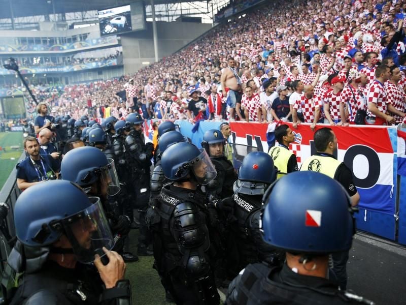 Für die Ausschreitungen der kroatischen Fans hat sich der Fußball-Verband des Landes entschuldigt. Foto: Robert Ghement