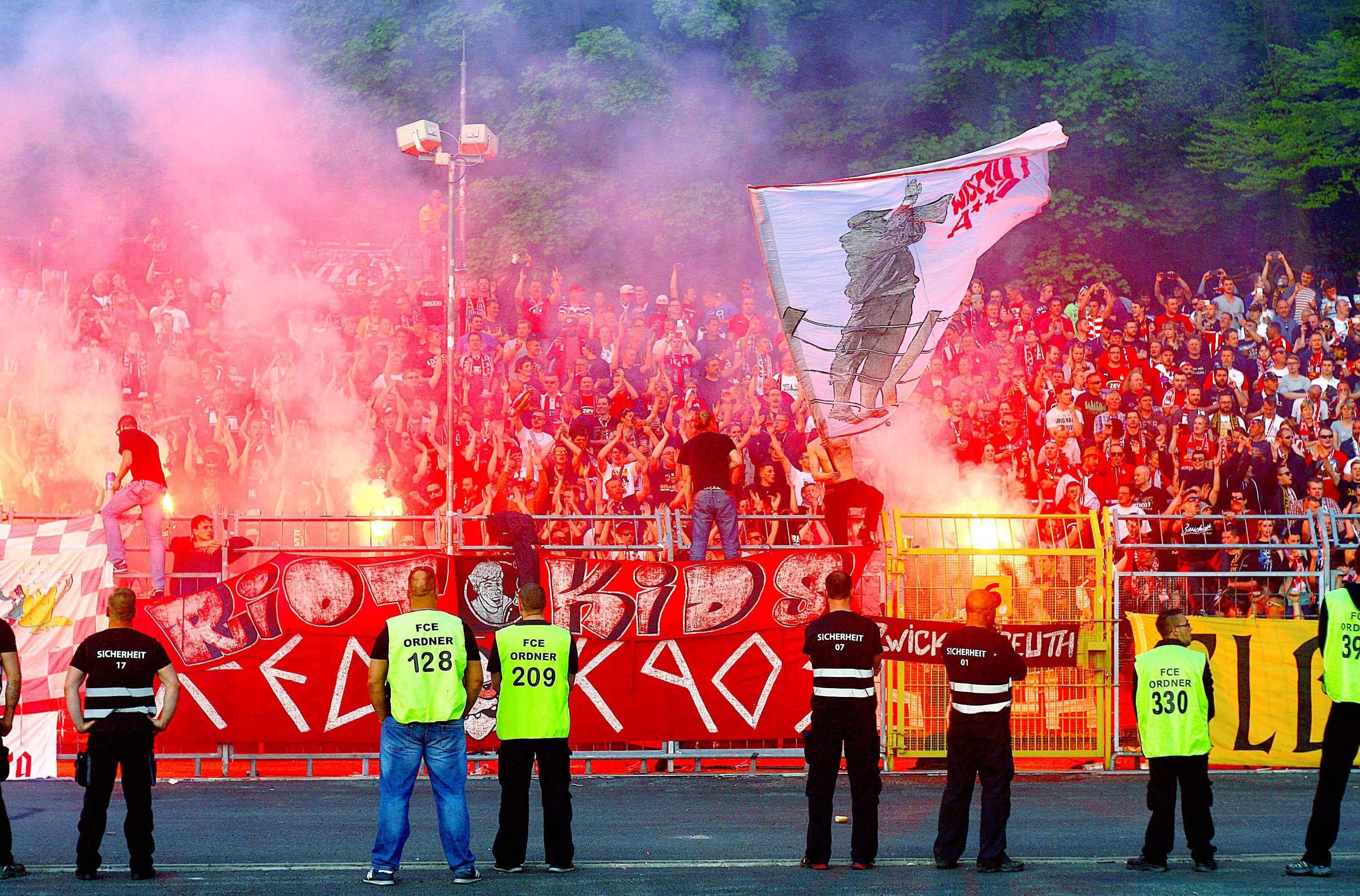 Pyrotechnik im Fanblock des FSV Zwickau im Sachsenpokal-Finale gegen Erzgebirge Aue.