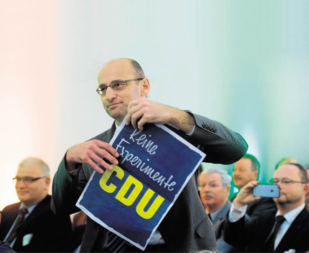 Thomas Rödel mit seinem Plakat, das er bei der Eröffnung des Fraunhofer Institutes hochgehalten hat.